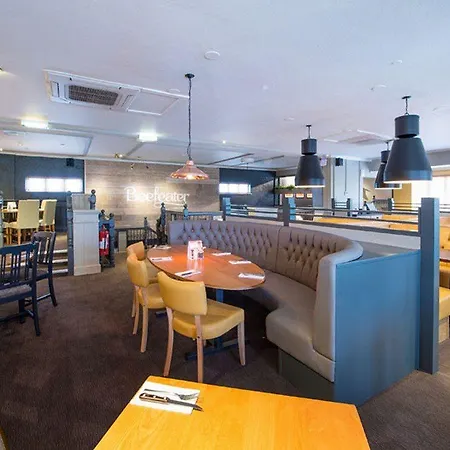 Premier Inn Cardiff West-3